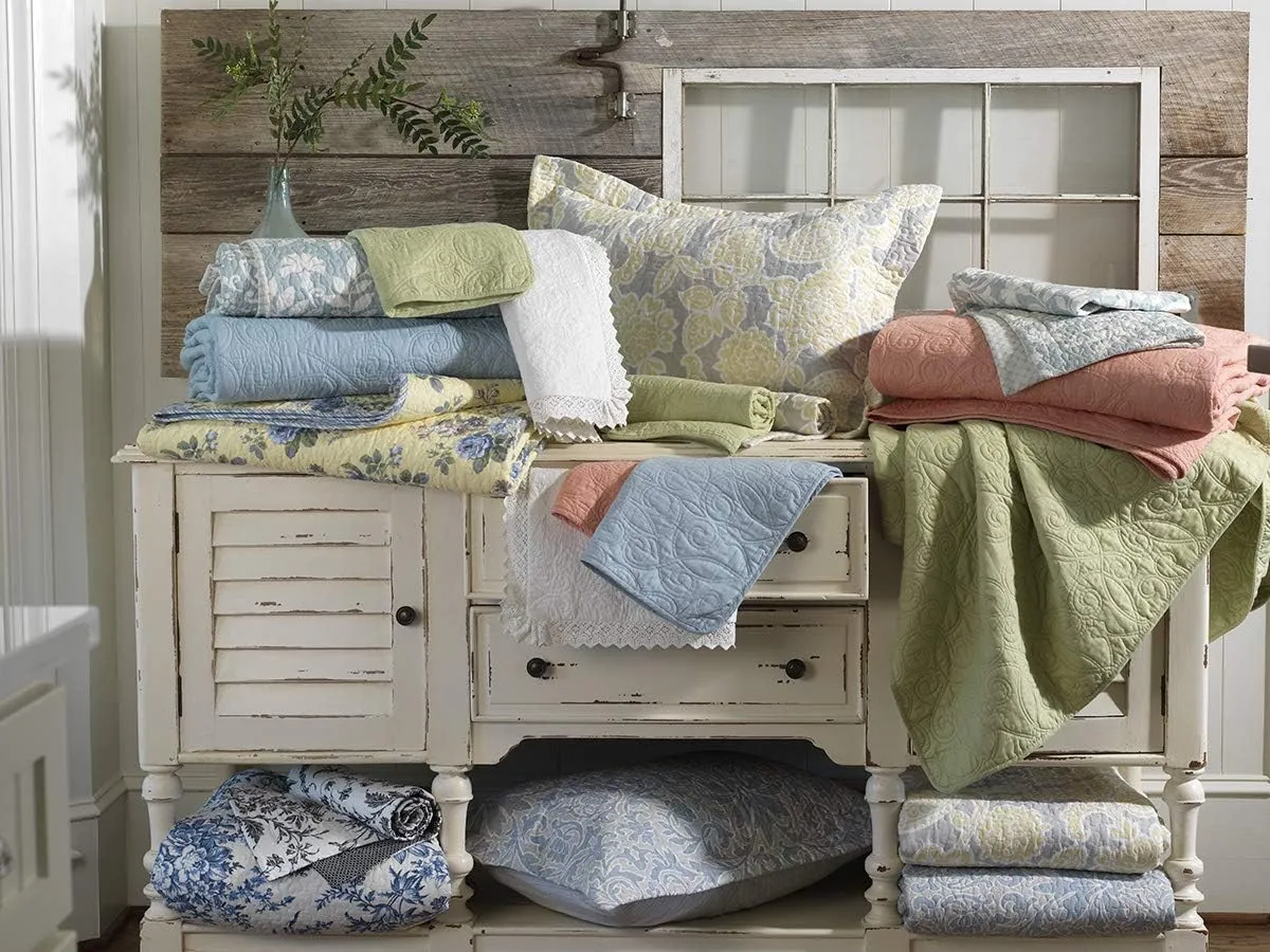 Laura Ashley Quilt Set Cotton Reversible Bedding with Matching Shams, Lightweight Home Decor Ideal for All Seasons, King, Venetia Grey
