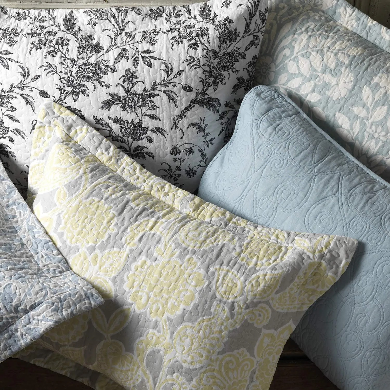 Laura Ashley Quilt Set Cotton Reversible Bedding with Matching Shams, Lightweight Home Decor Ideal for All Seasons, King, Venetia Grey