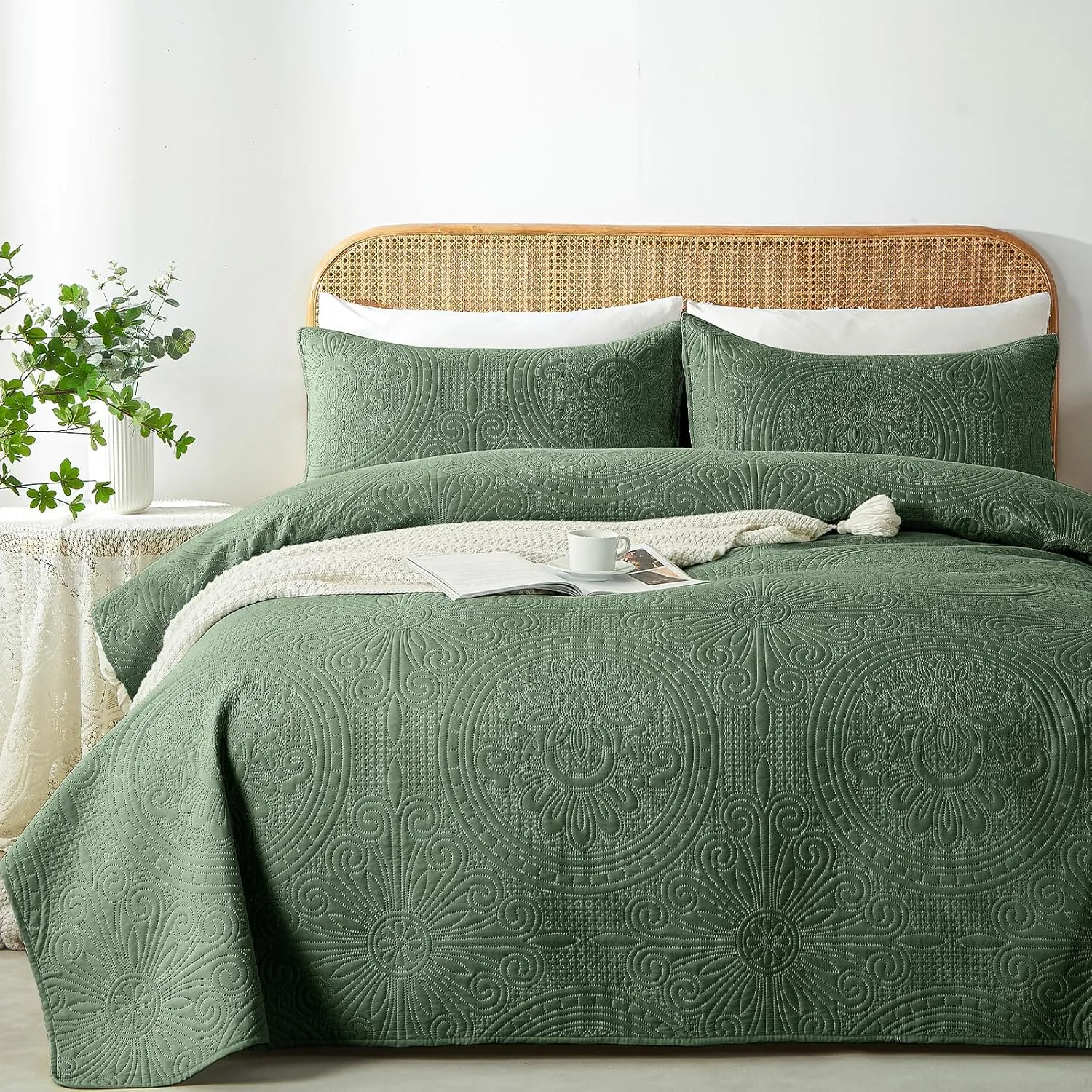WURUIBO King/Cal King Quilt Set Olive Green,Ultrasonic Embossed Bedspread, Lightweight Microfiber Coverlet, Modern Thin Bedding Set for All Season, 3 Piece(1 Quilt,2 Pillow Shams)